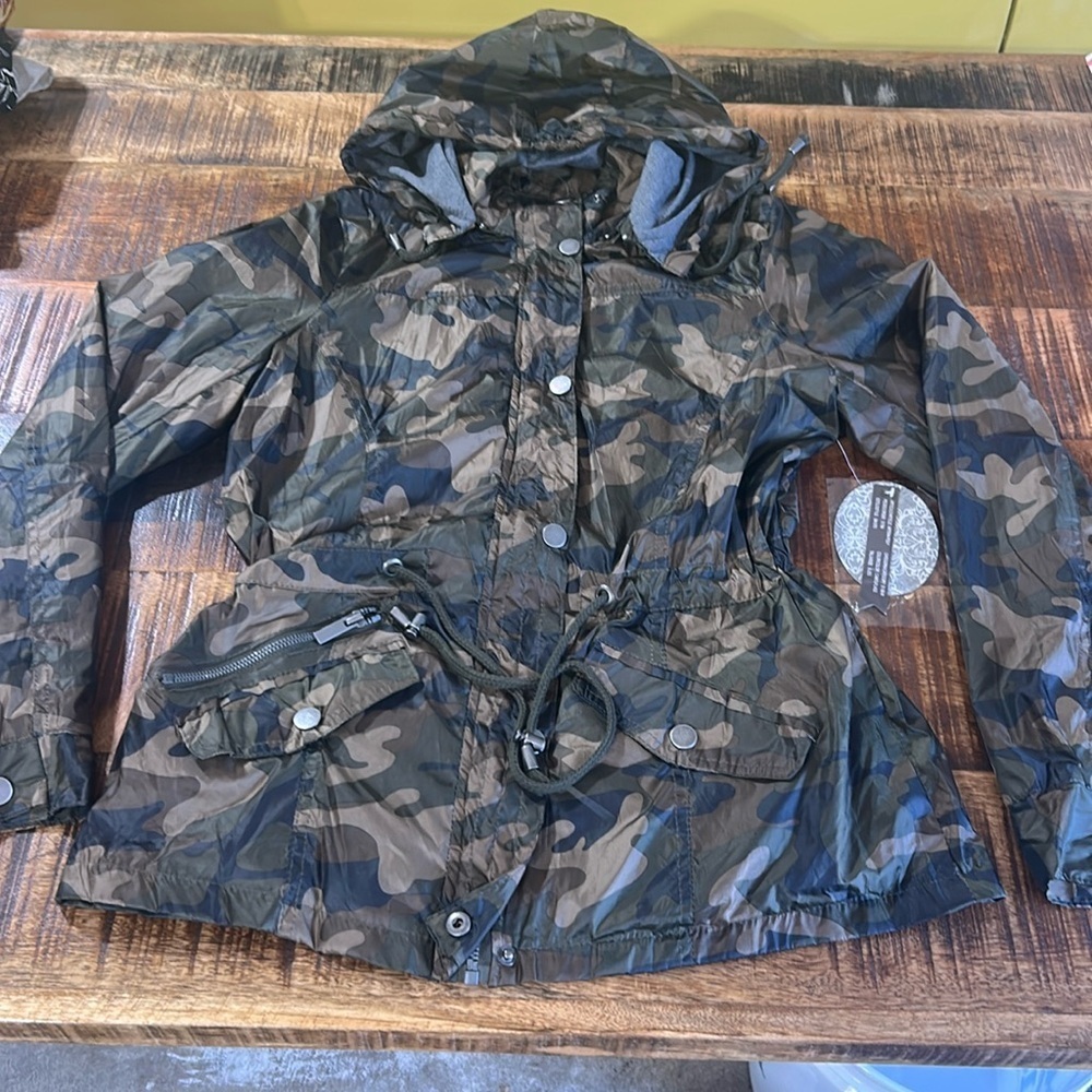 NWT Snobbish Collection camo hooded rain coat size XL